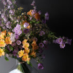 Lila i groc, delphinium, campanula i astroemeria